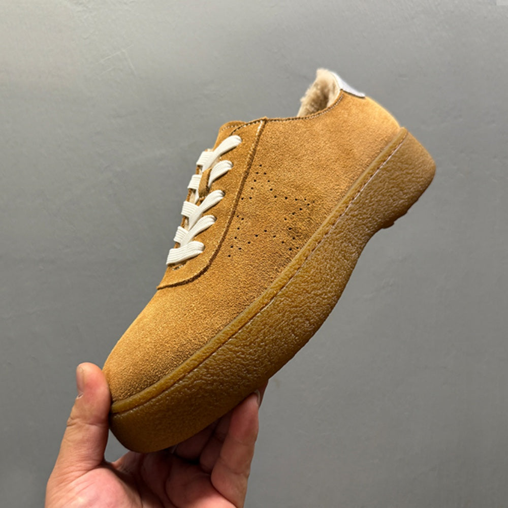 The new men's wool casual shoes are made of durable materials and are crafted from thick wool.