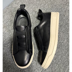 Leather-made sports shoes come in various styles, are lightweight and comfortable, and are fashionable.