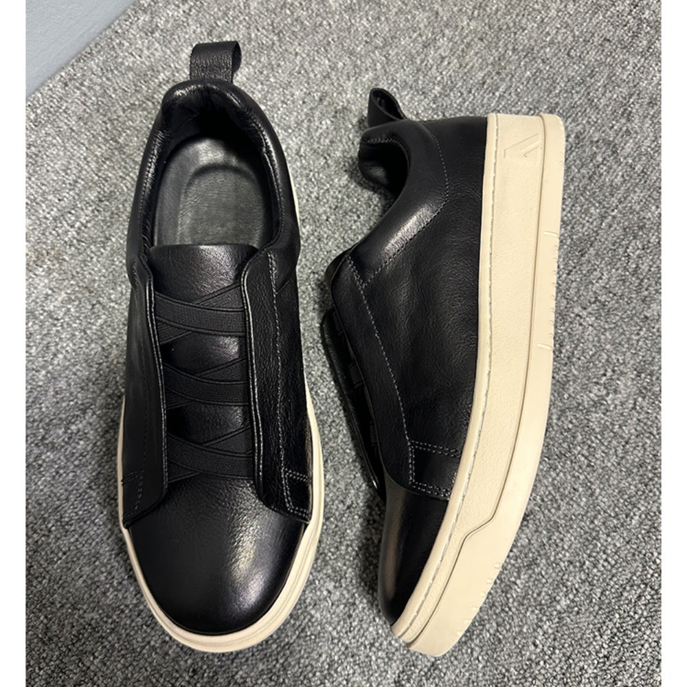 Leather-made sports shoes come in various styles, are lightweight and comfortable, and are fashionable.