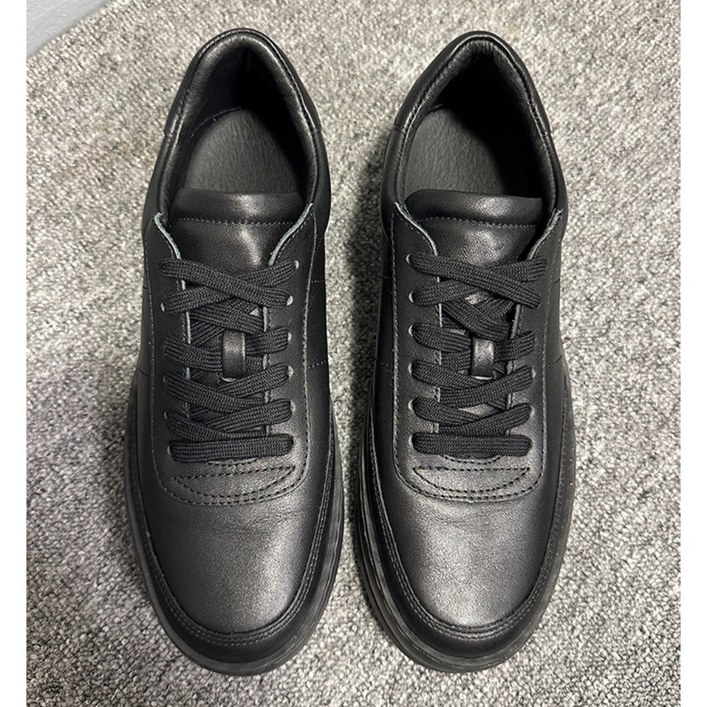 Made of leather material. Soft and comfortable casual shoes with elastic soles. Leather shoes