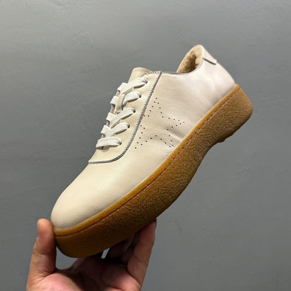 The new men's wool casual shoes are made of durable materials and are crafted from thick wool.