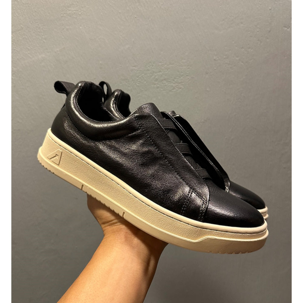 Leather-made sports shoes come in various styles, are lightweight and comfortable, and are fashionable.