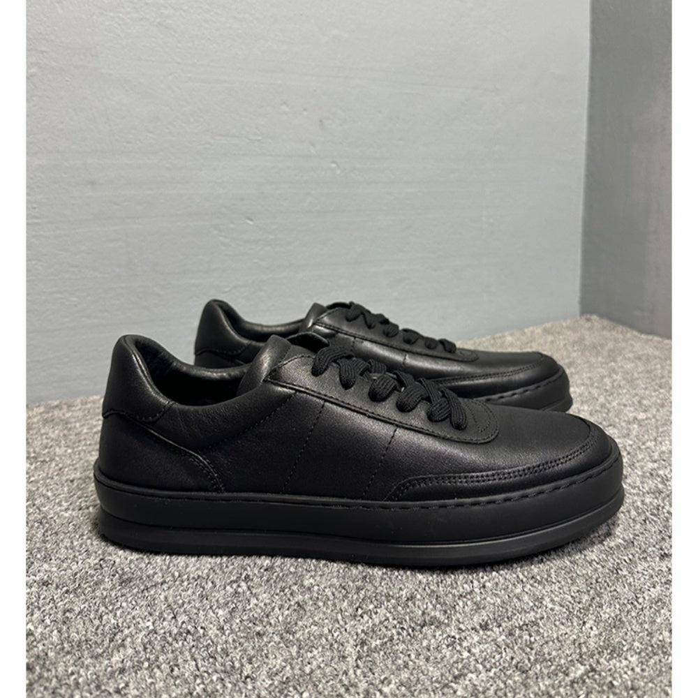Made of leather material. Soft and comfortable casual shoes with elastic soles. Leather shoes