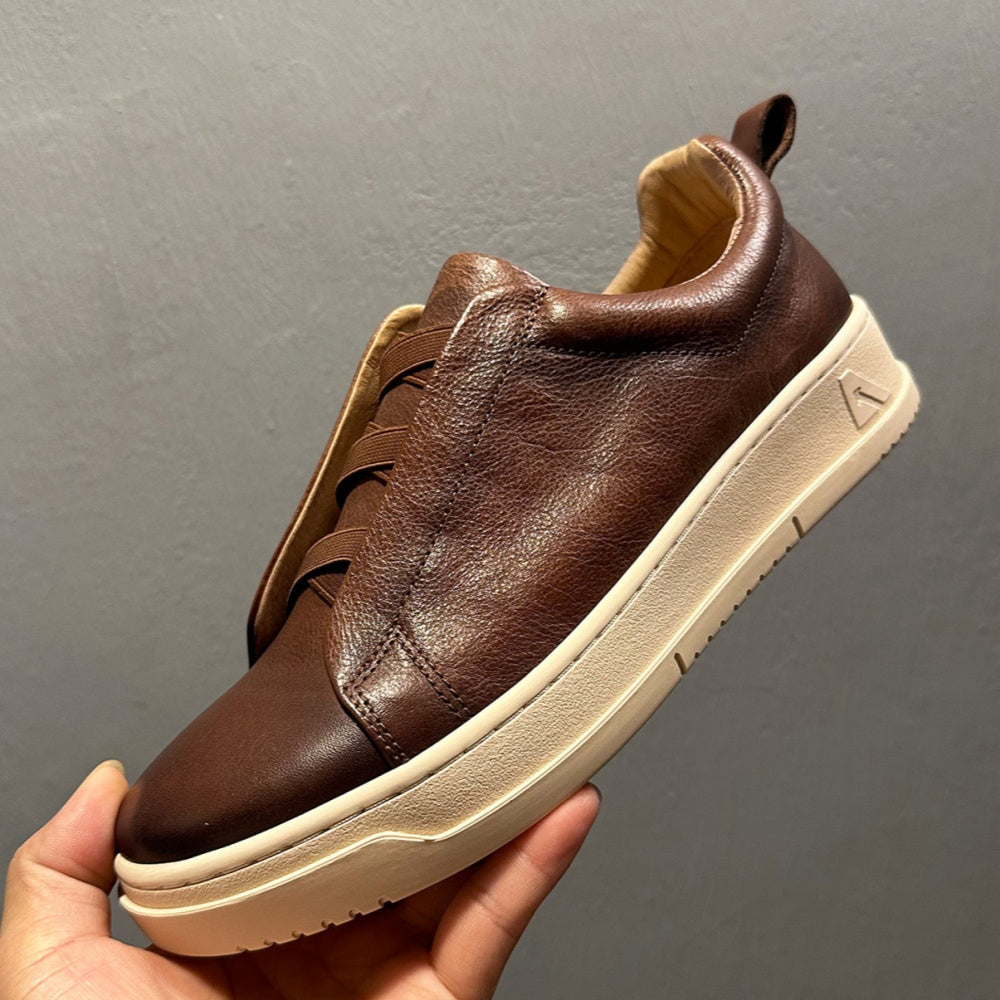 Leather-made sports shoes come in various styles, are lightweight and comfortable, and are fashionable.