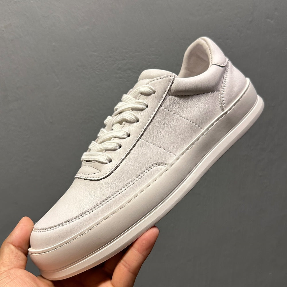 Made of leather material. Soft and comfortable casual shoes with elastic soles. Leather shoes