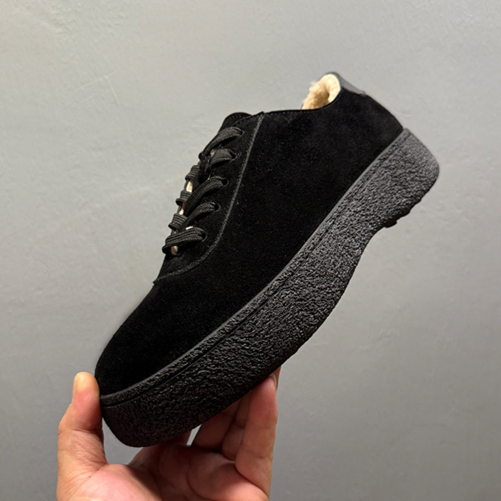 The new men's wool casual shoes are made of durable materials and are crafted from thick wool.