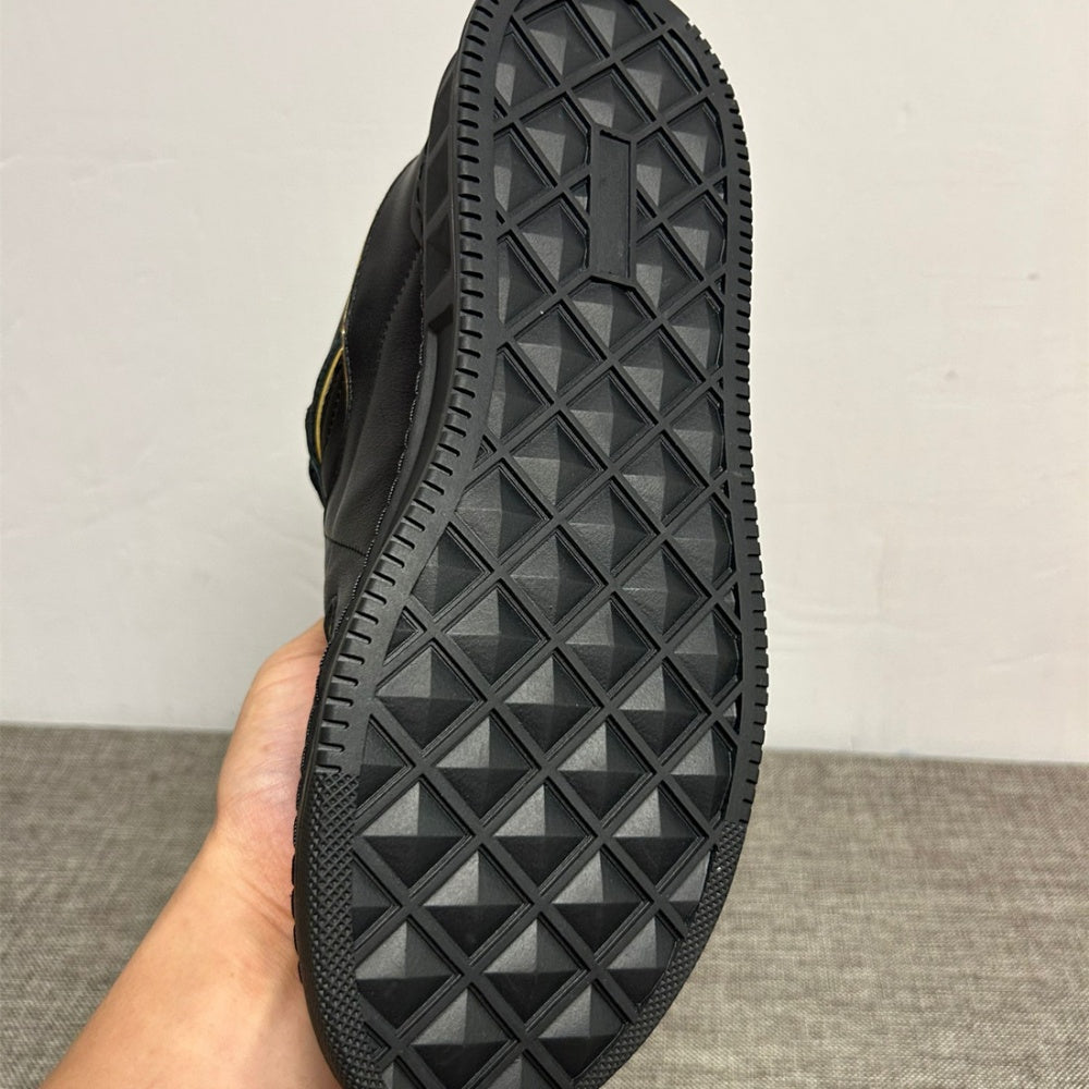 Made of high-quality leather, this is a suitable casual shoe for men and a fashionable low-top sports shoe.