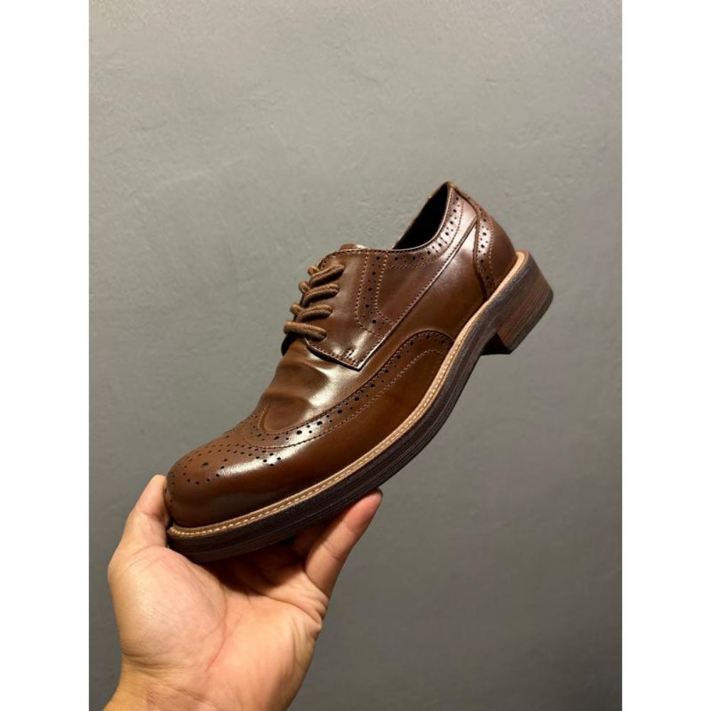 Leather retro engraving style men's business formal shoes. Made of top-quality genuine leather.