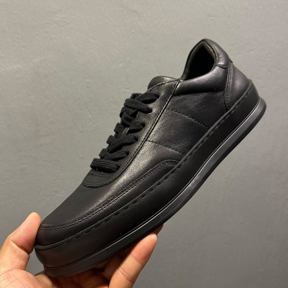 Made of leather material. Soft and comfortable casual shoes with elastic soles. Leather shoes