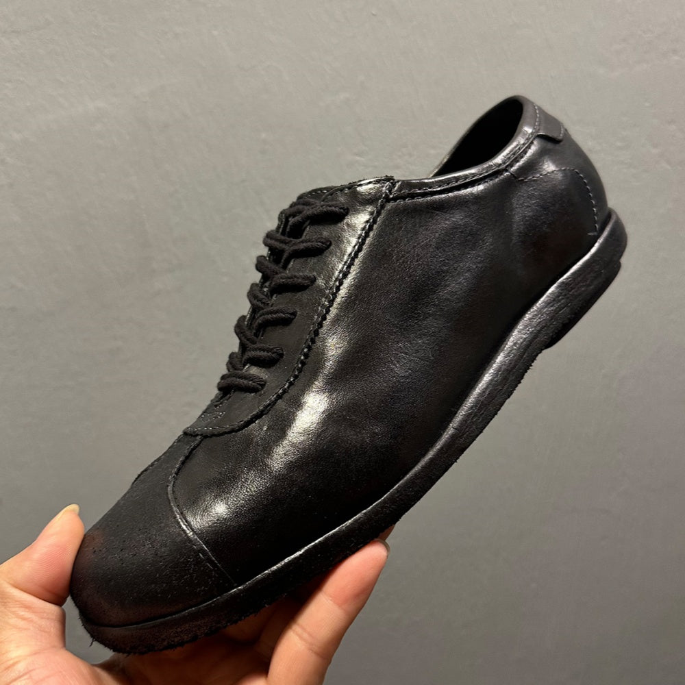 Men's leather training shoes with a retro distressed effect, comfortable and breathable, handcrafted.