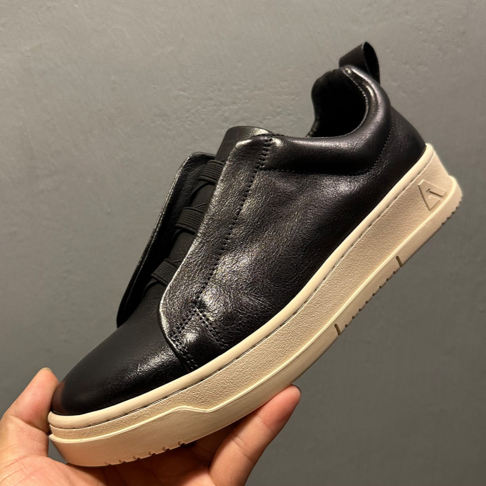 Leather-made sports shoes come in various styles, are lightweight and comfortable, and are fashionable.