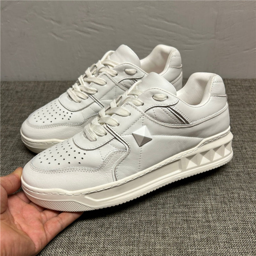 Made of high-quality leather, this is a suitable casual shoe for men and a fashionable low-top sports shoe.