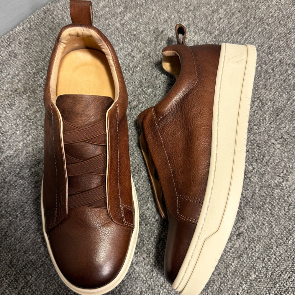 Leather-made sports shoes come in various styles, are lightweight and comfortable, and are fashionable.