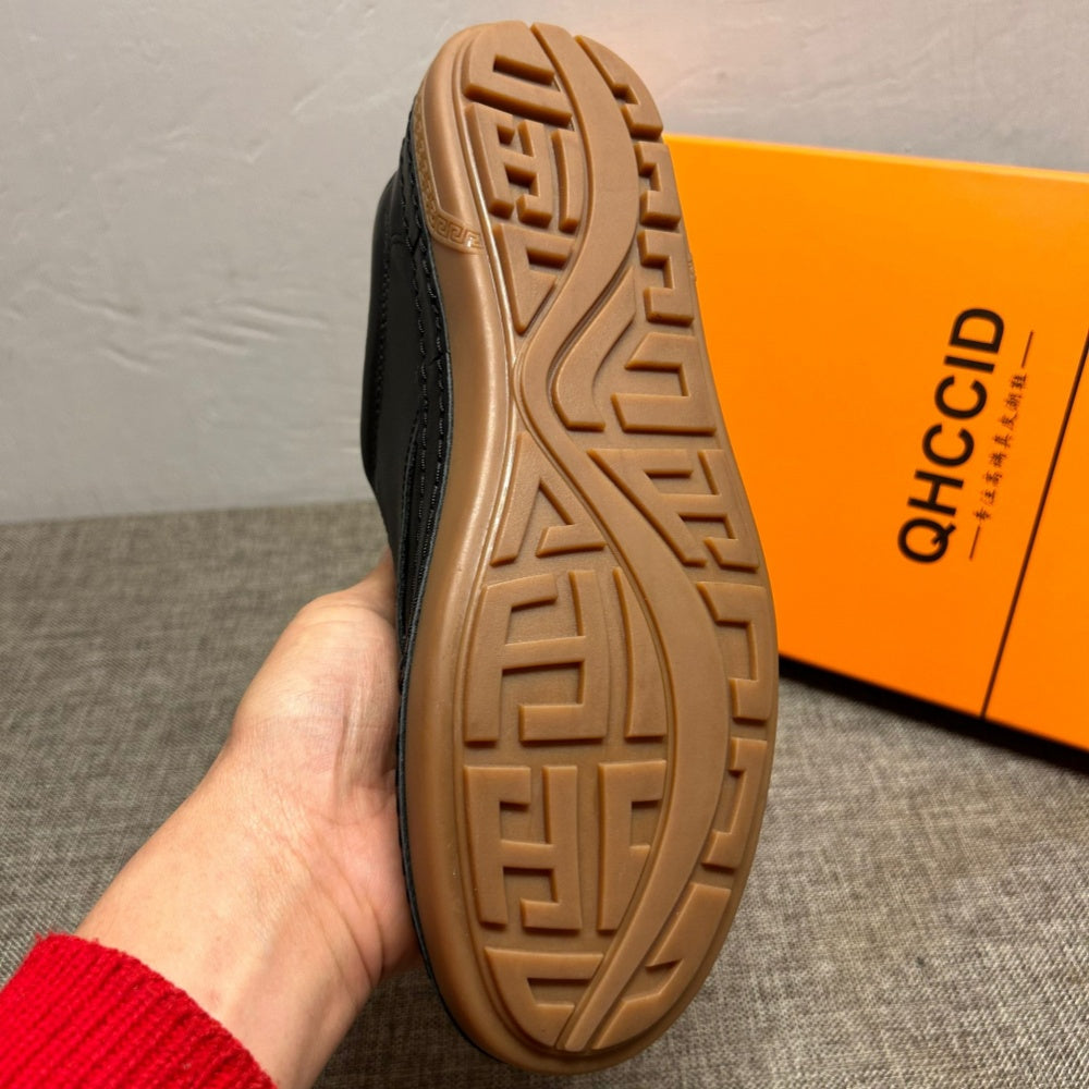 Men's genuine leather white sports shoes, casual shoes with comfortable and breathable design.