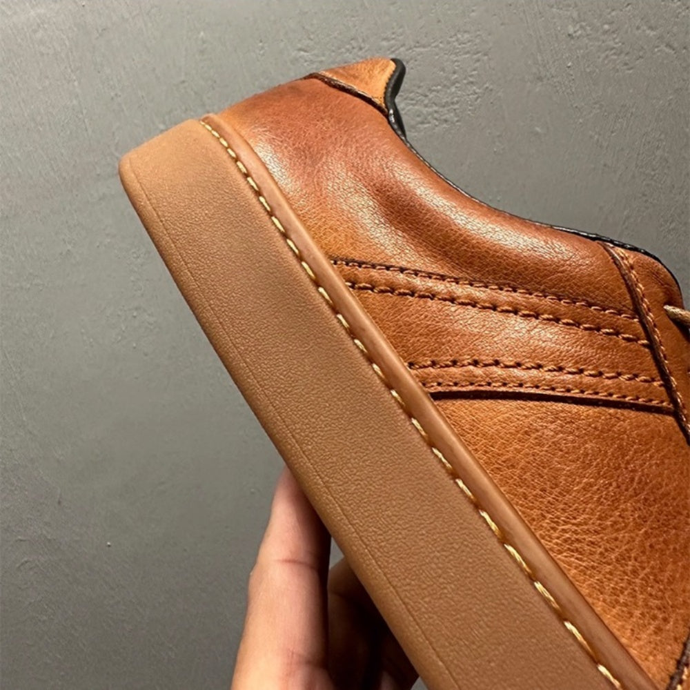 Men's casual sports shoes, fashionable and retro, made of high-quality leather, soft and comfortable.
