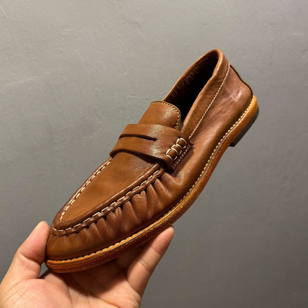 The men's sports shoes are made of high-quality leather and feature a lightweight loafers style.