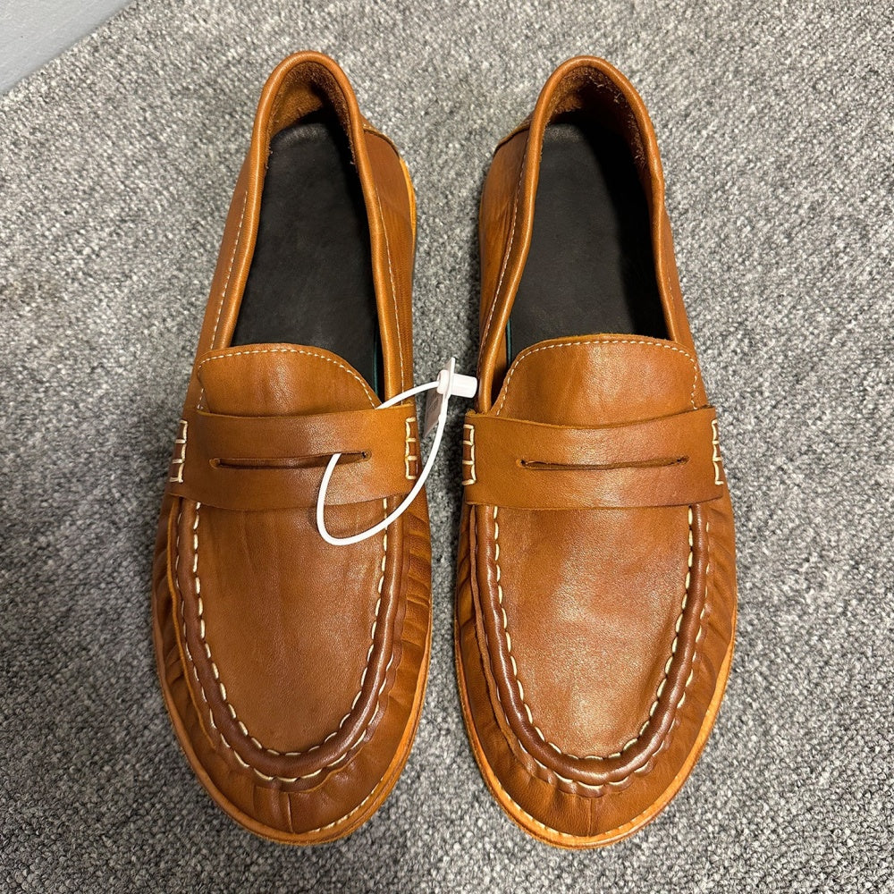 The men's sports shoes are made of high-quality leather and feature a lightweight loafers style.
