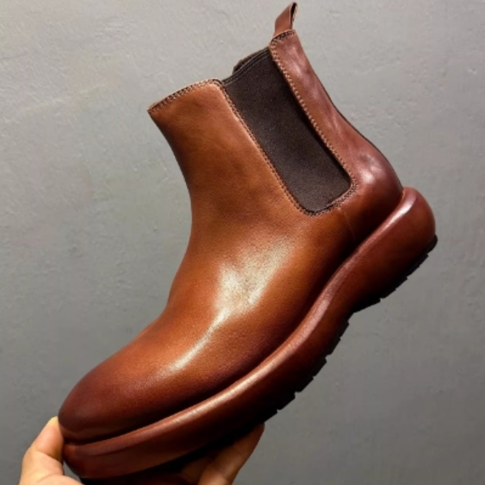 Made from horsehide and crafted by hand through a washing process, it is retro and casual.