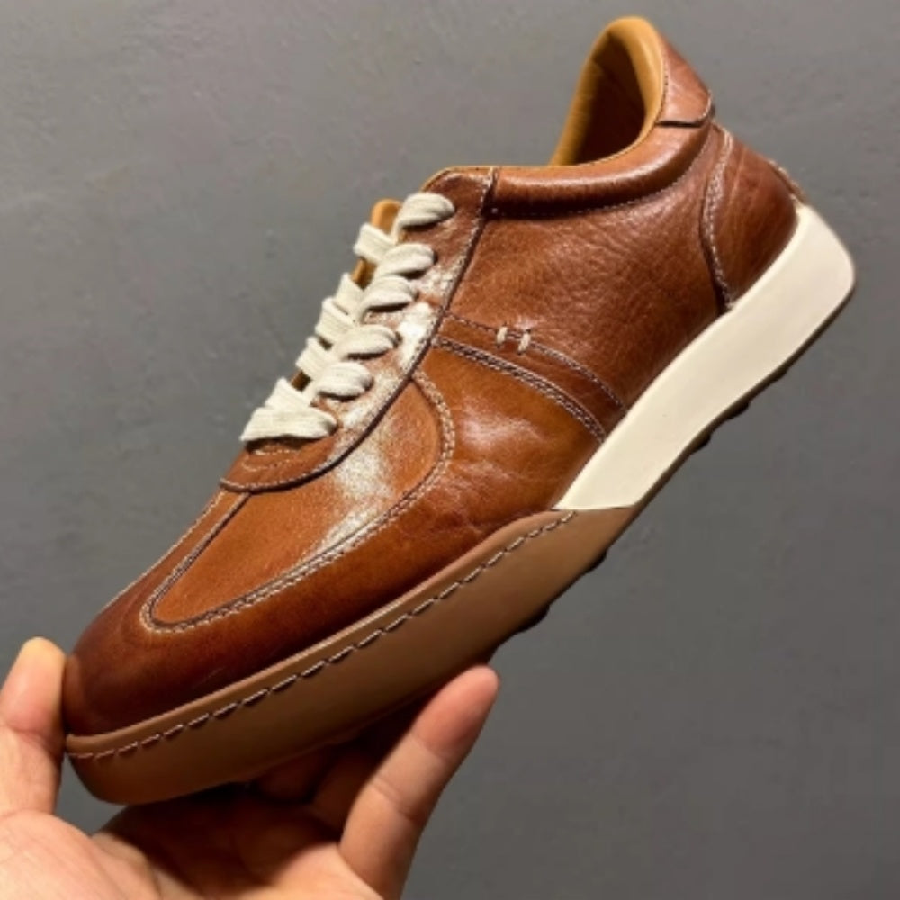 Multicolored men's sports shoes, lightweight and versatile, are high-end casual sports shoes.