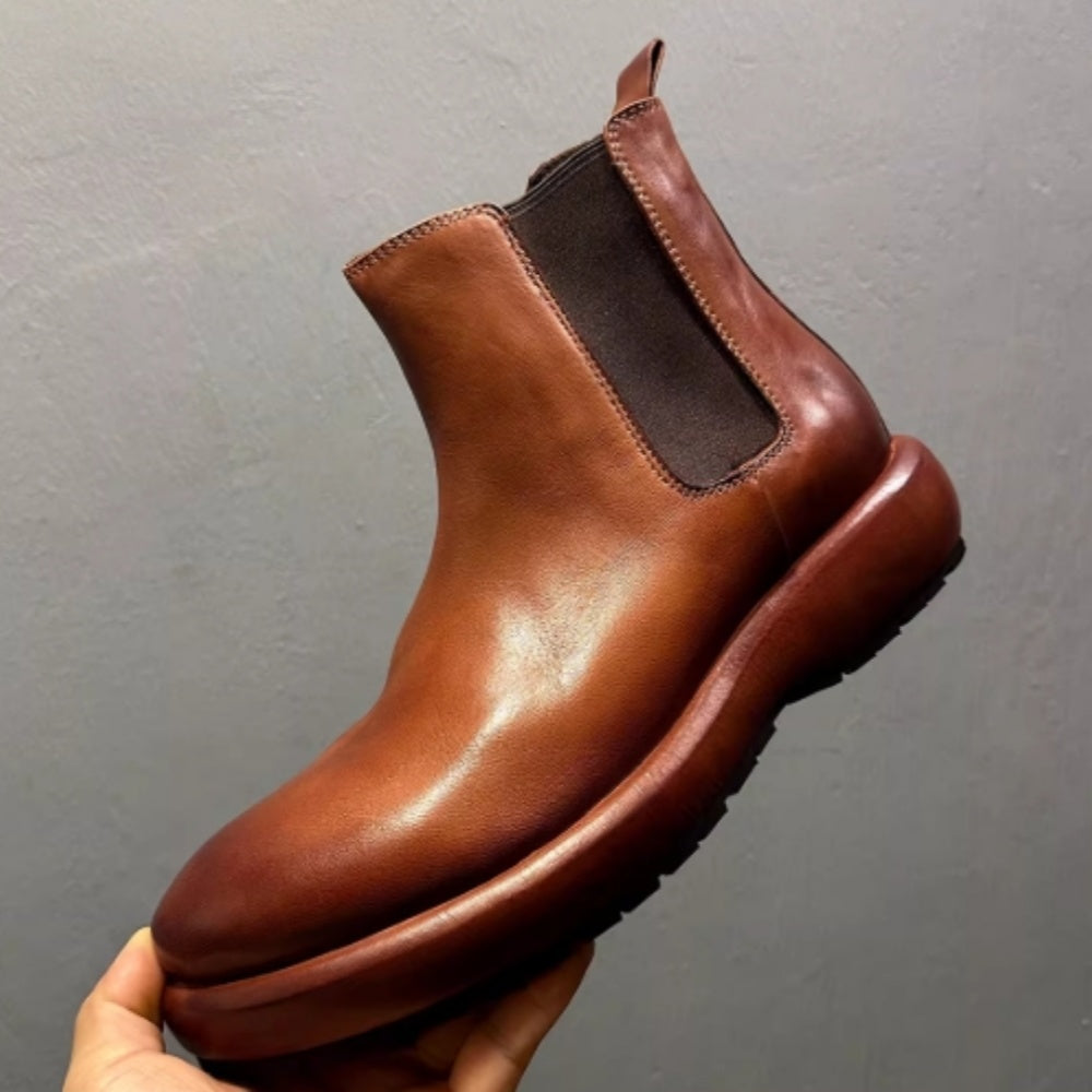 Made from horsehide and crafted by hand through a washing process, it is retro and casual.