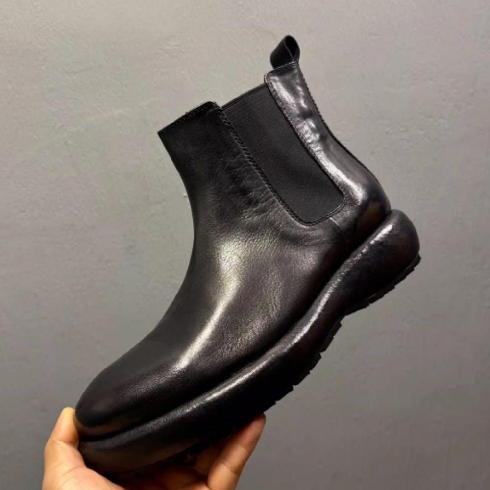 Made from horsehide and crafted by hand through a washing process, it is retro and casual.