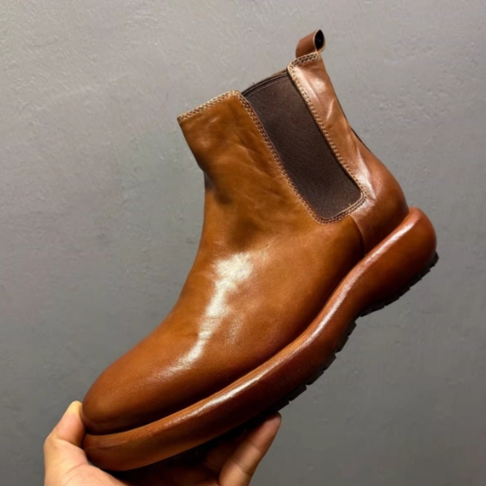 Made from horsehide and crafted by hand through a washing process, it is retro and casual.
