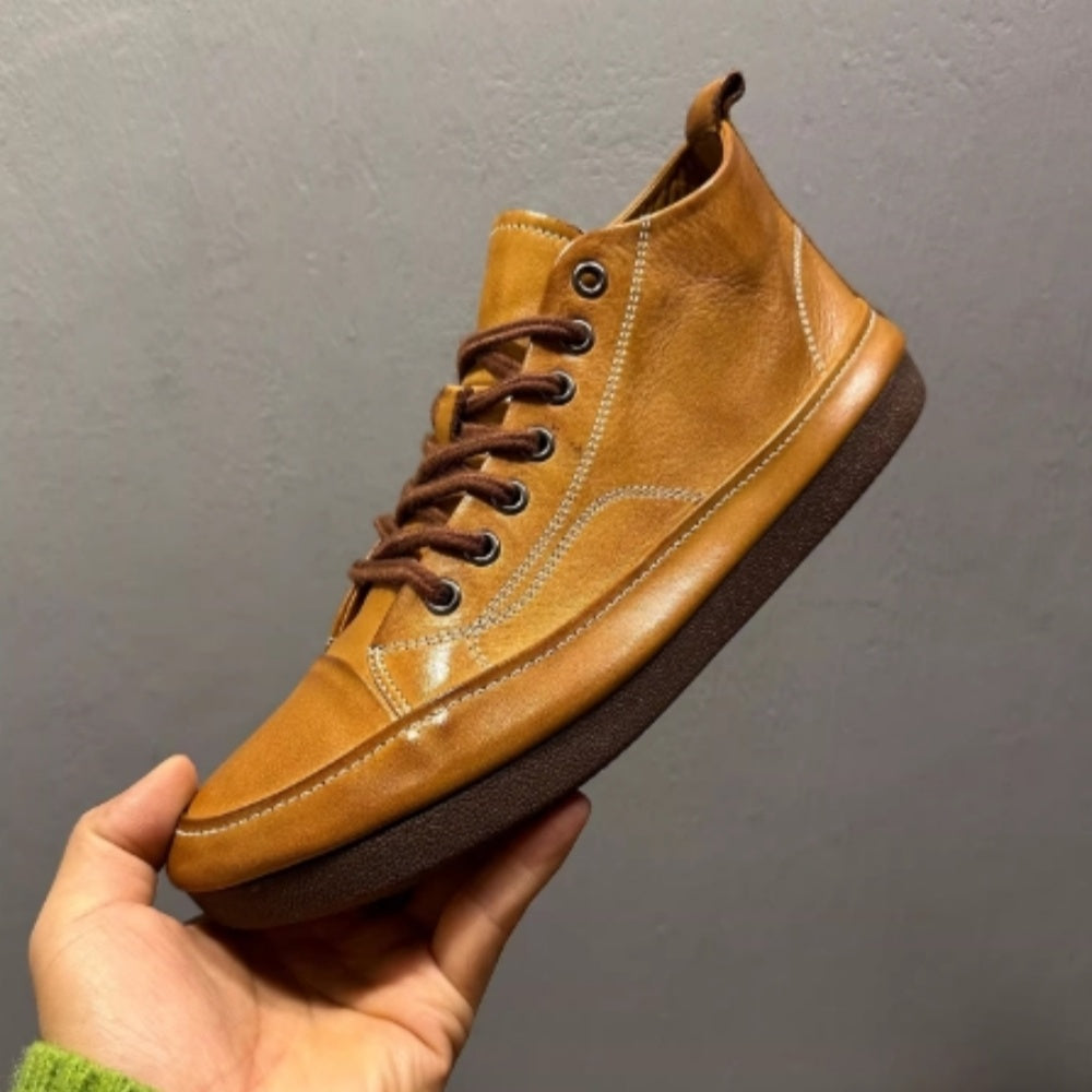 Men's high-top leather shoes are made of soft leather and are suitable for both work and casual wear.