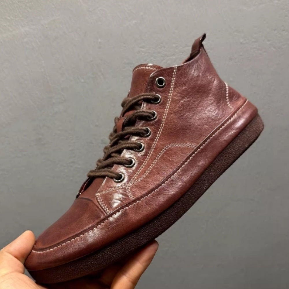 Men's high-top leather shoes are made of soft leather and are suitable for both work and casual wear.