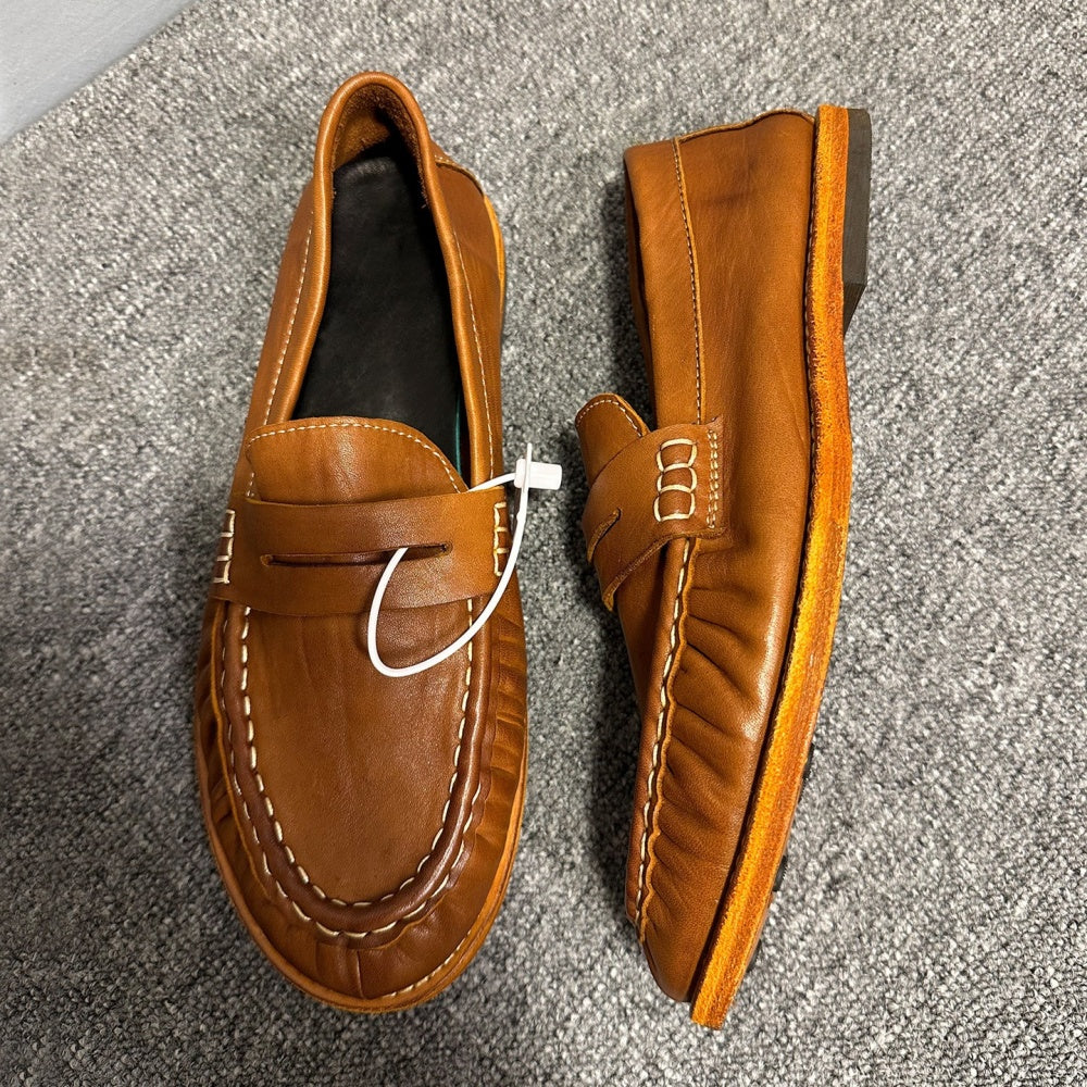 The men's sports shoes are made of high-quality leather and feature a lightweight loafers style.