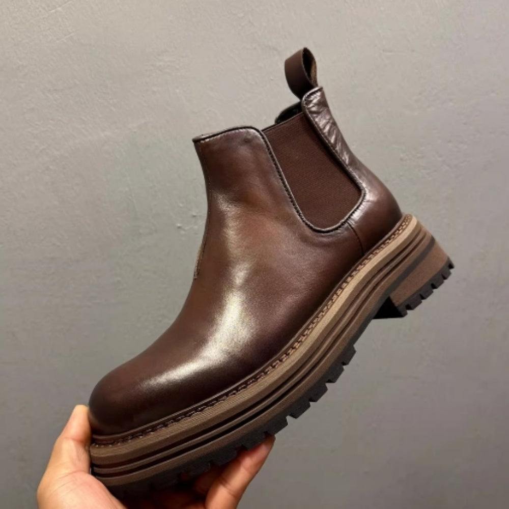 Men's leather Chelsea boots, with thick soles and a fully enclosed upper, a casual high-top style