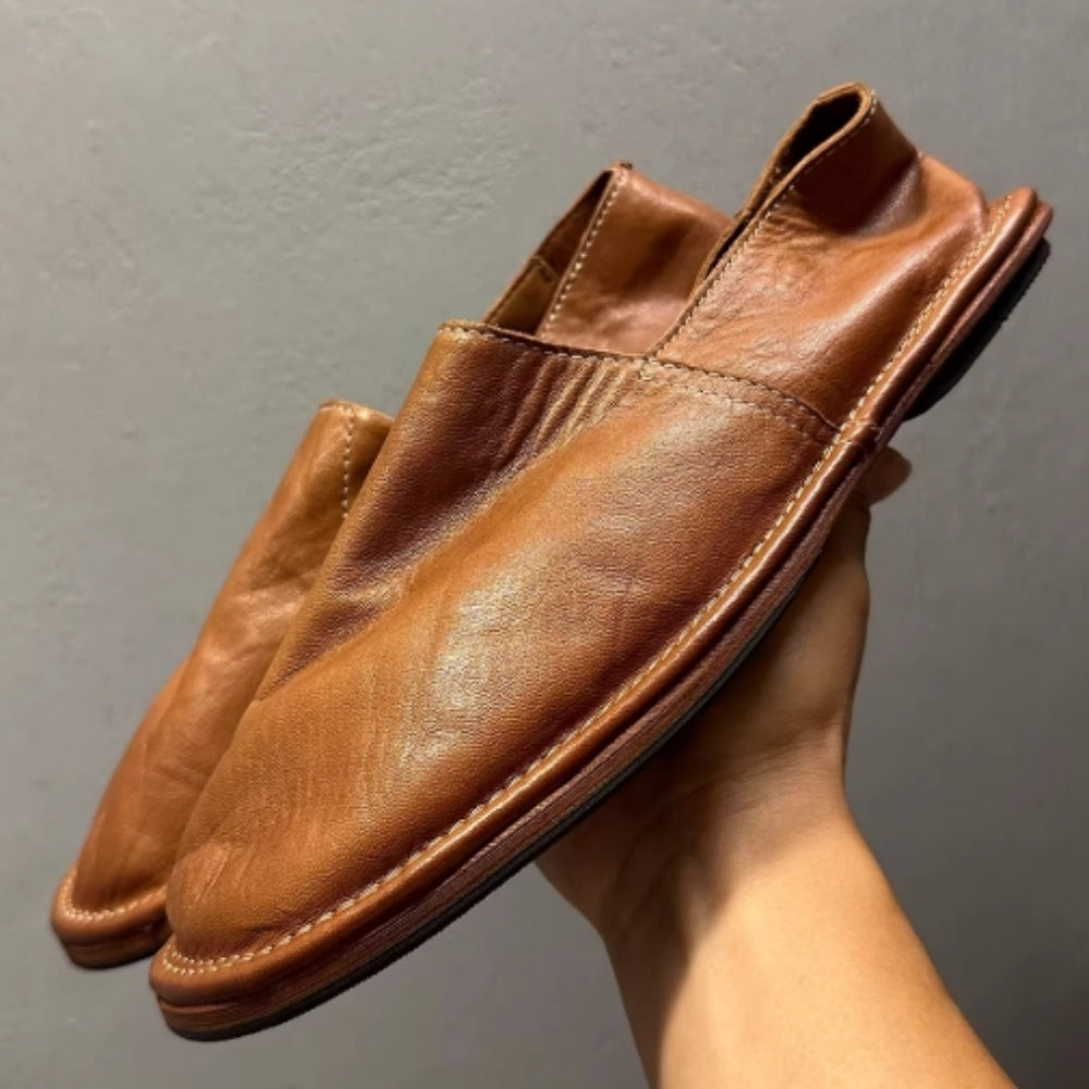 This new pair of leather shoes features a retro style and is suitable for outdoor activities.