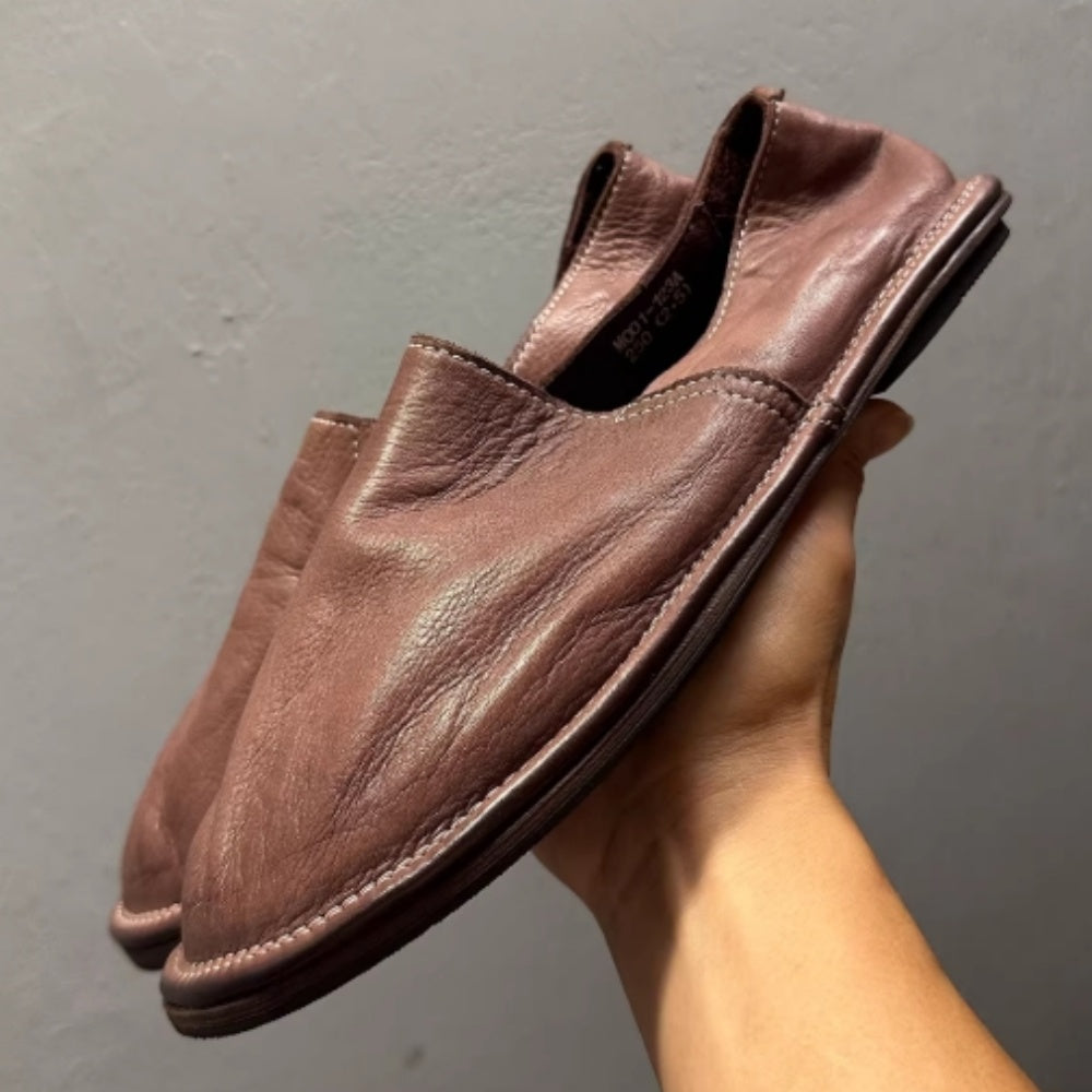 This new pair of leather shoes features a retro style and is suitable for outdoor activities.