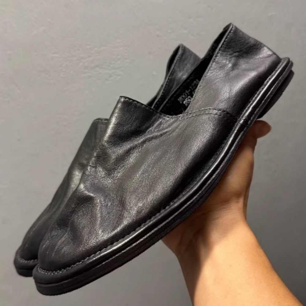 This new pair of leather shoes features a retro style and is suitable for outdoor activities.