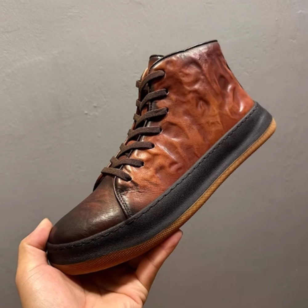 This retro high-top leather men's shoe is made of genuine leather and is both comfortable and casual.