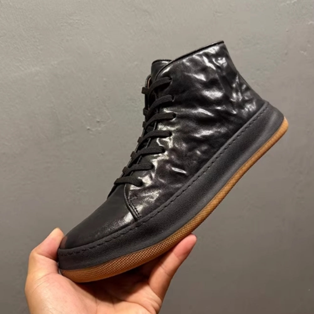 This retro high-top leather men's shoe is made of genuine leather and is both comfortable and casual.