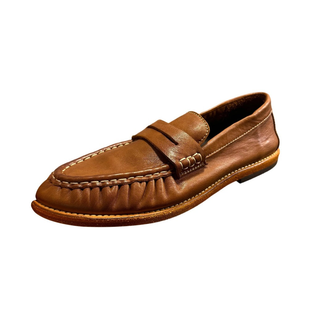 The men's sports shoes are made of high-quality leather and feature a lightweight loafers style.