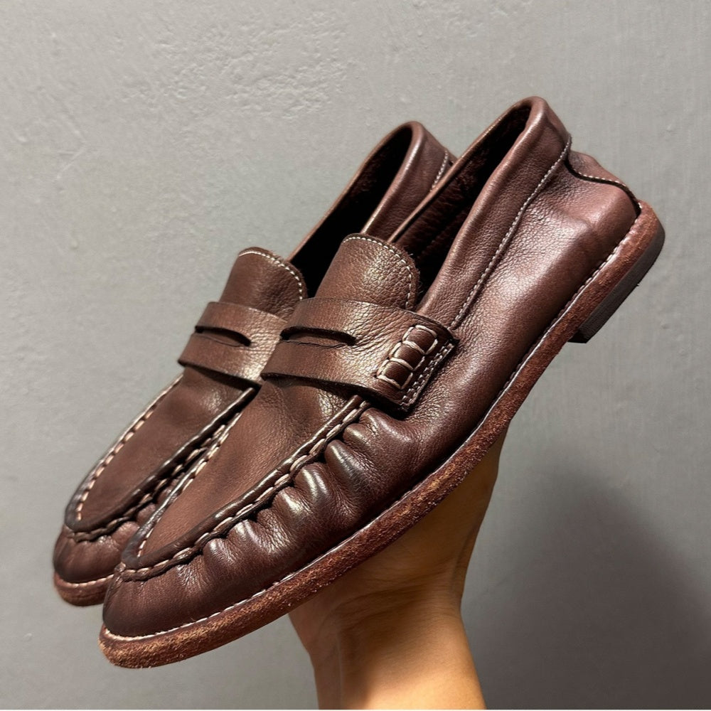 The men's sports shoes are made of high-quality leather and feature a lightweight loafers style.
