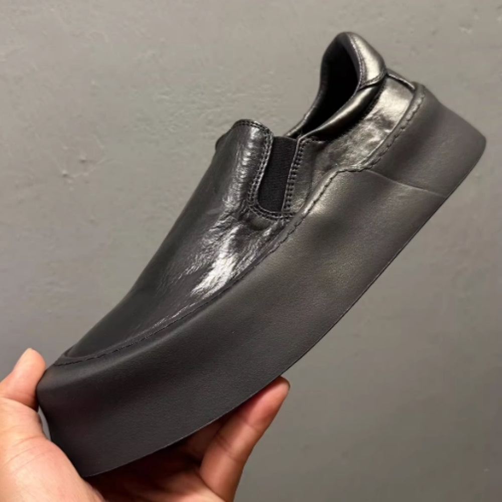 A retro-style round toe fashion casual leather shoe, equipped with a soft inner lining and a thick sole.