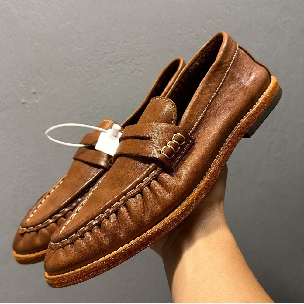 The men's sports shoes are made of high-quality leather and feature a lightweight loafers style.