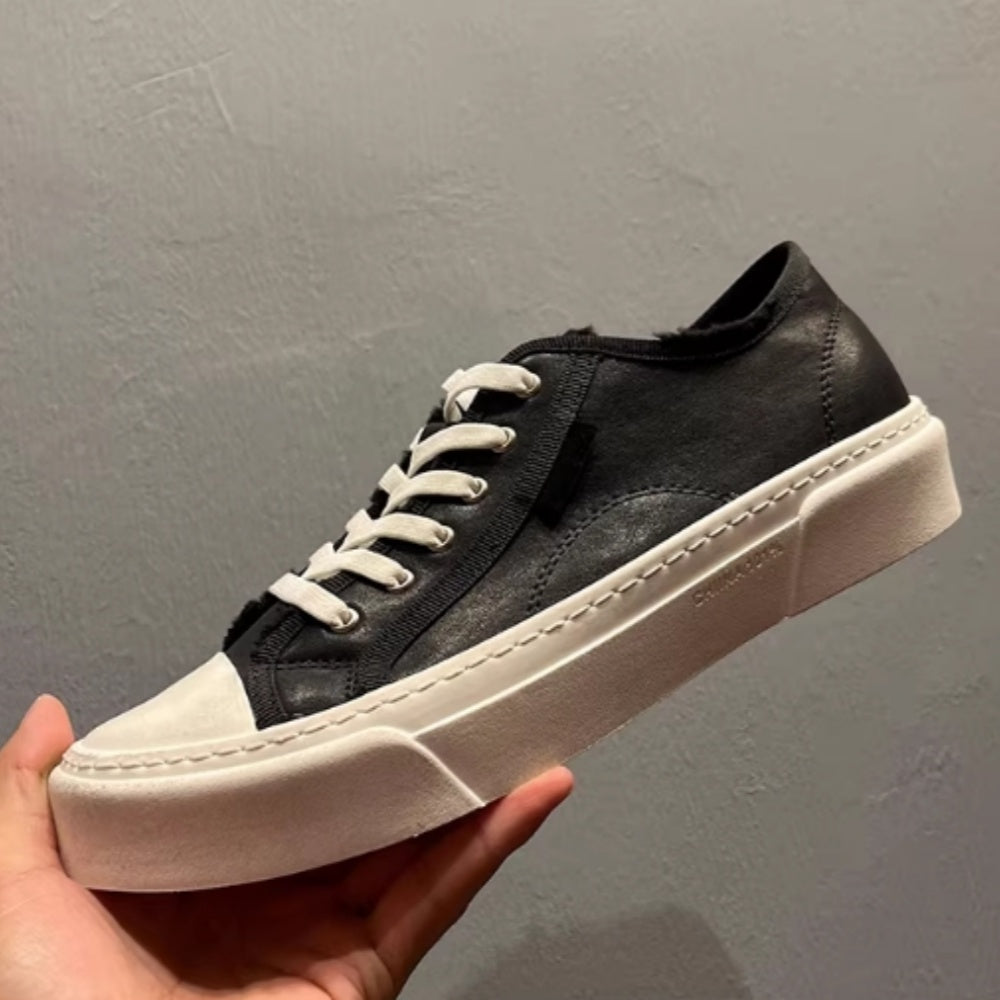 This new model of casual sports shoes features a thick leather sole and a genuine leather upper.