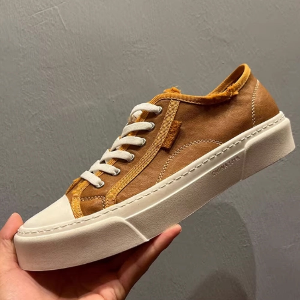 This new model of casual sports shoes features a thick leather sole and a genuine leather upper.