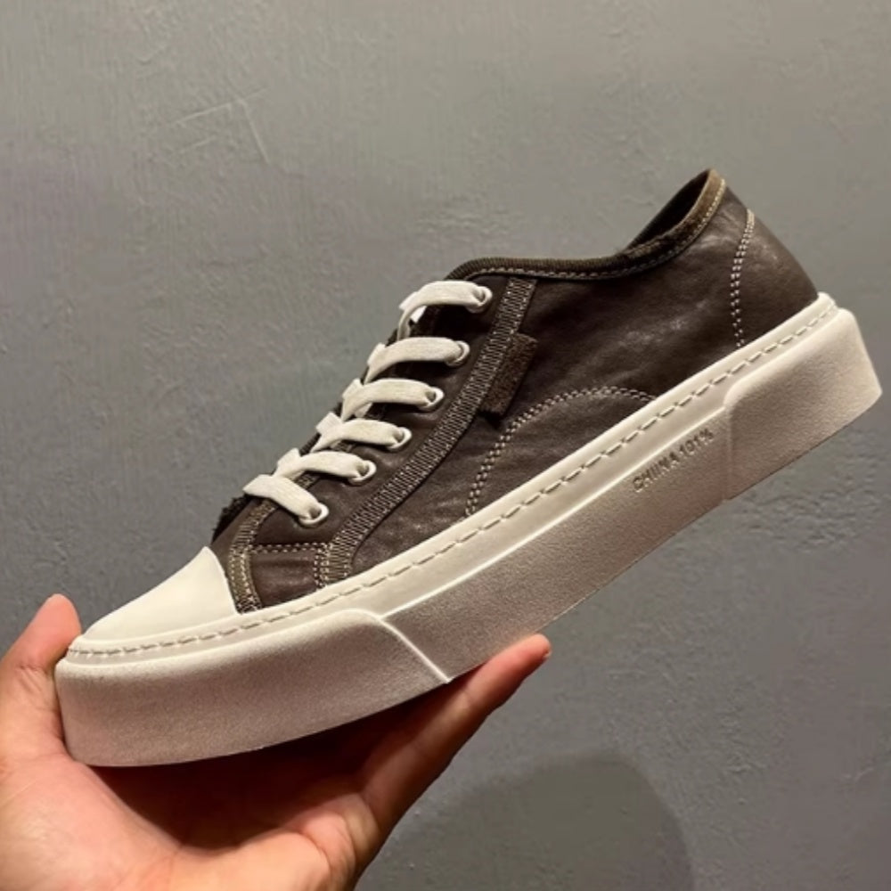 This new model of casual sports shoes features a thick leather sole and a genuine leather upper.