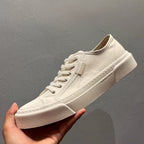 This new model of casual sports shoes features a thick leather sole and a genuine leather upper.