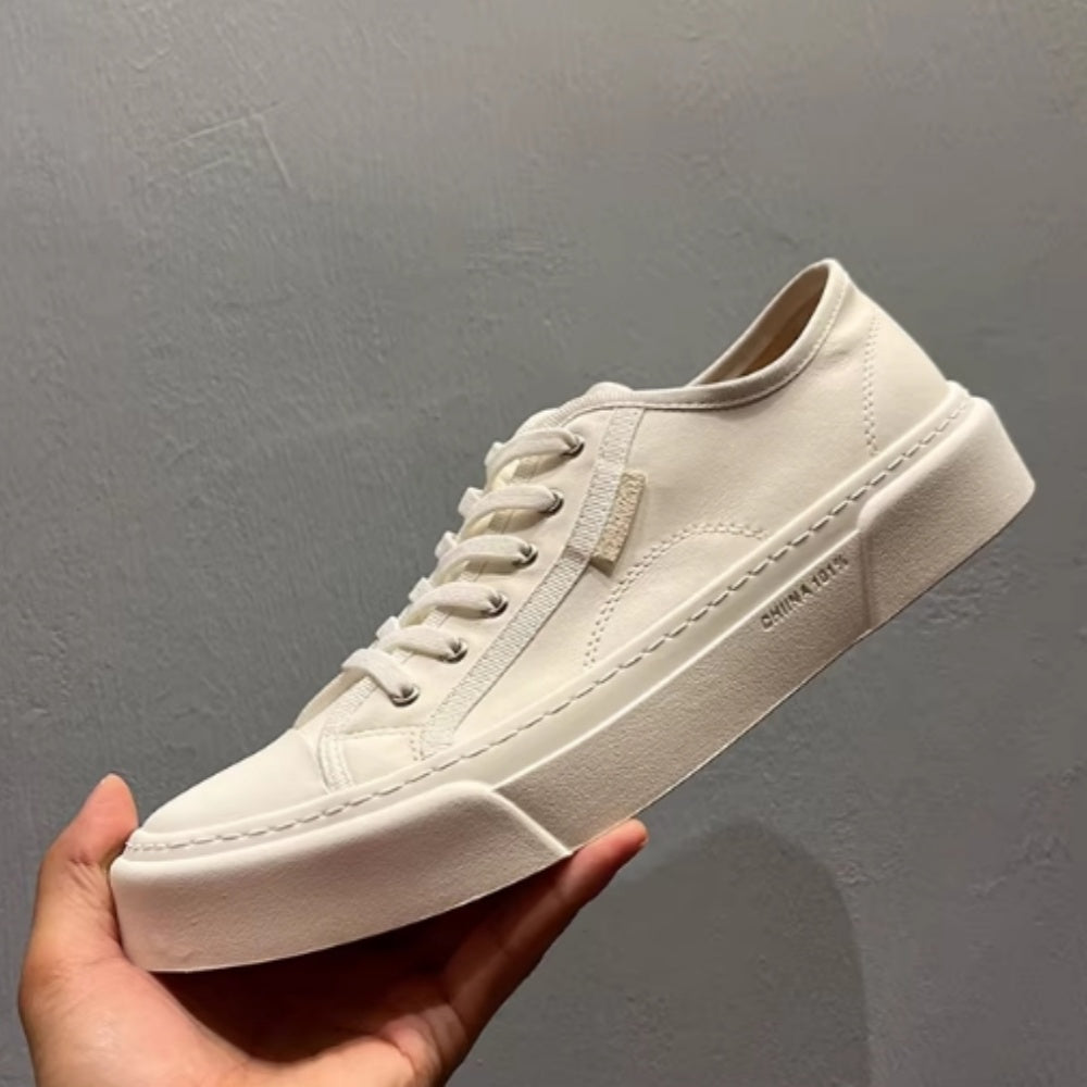 This new model of casual sports shoes features a thick leather sole and a genuine leather upper.