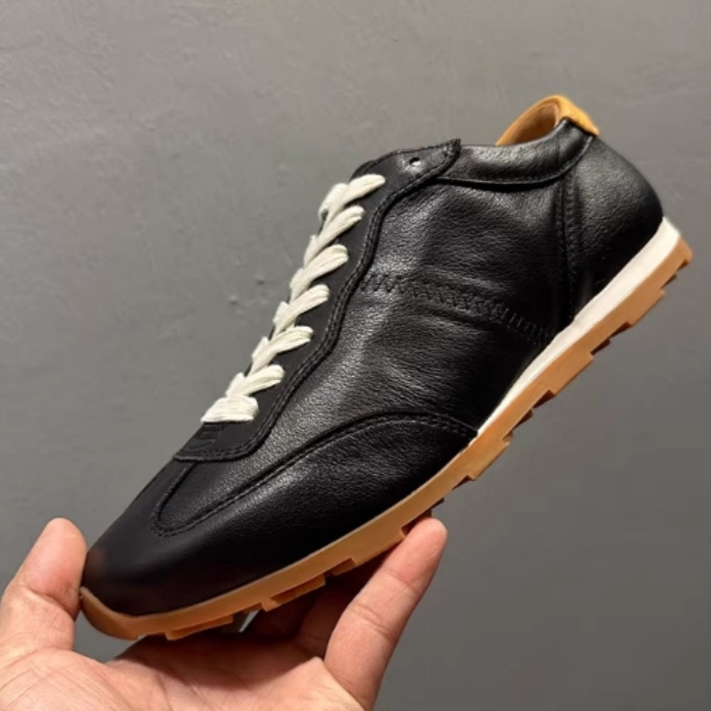 The new leather perforated men's retro training shoes are suitable for light and active wearing needs.