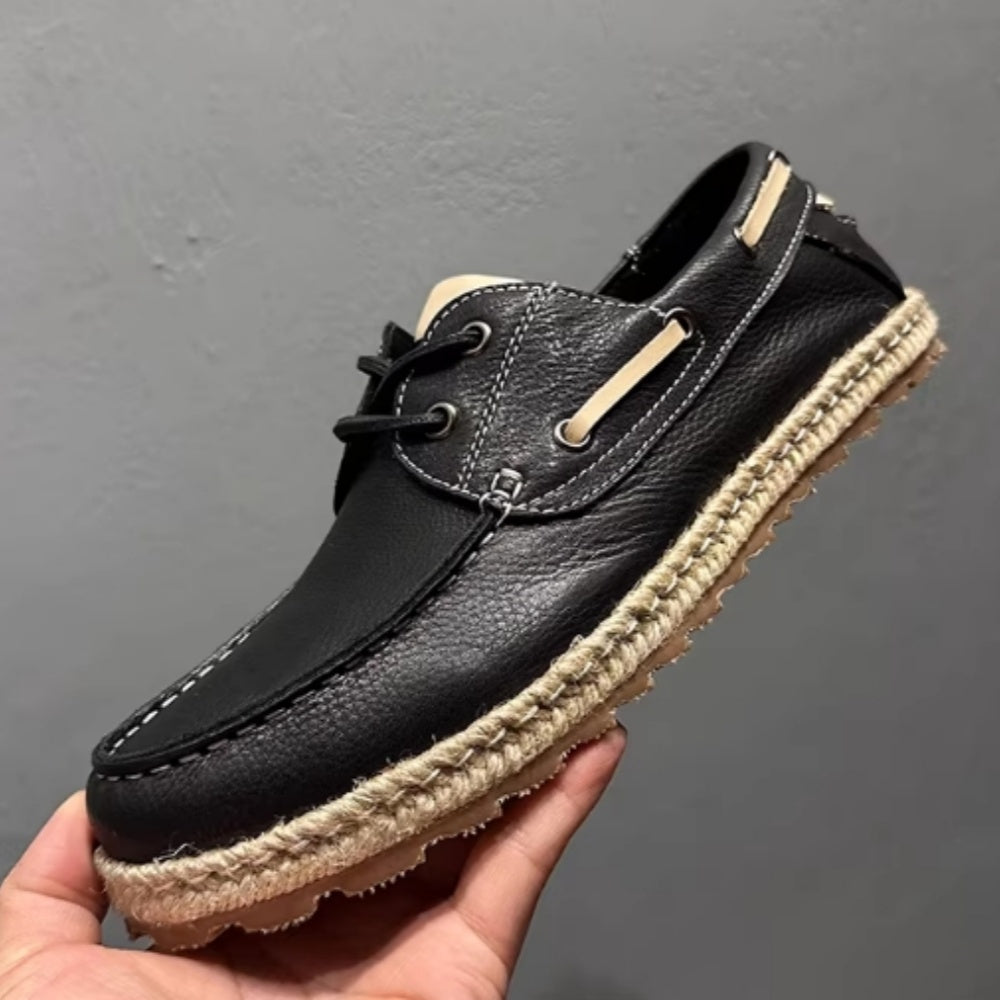 A retro-style handmade casual breathable soft leather canvas shoe. Retro and fashionable fishing shoes.