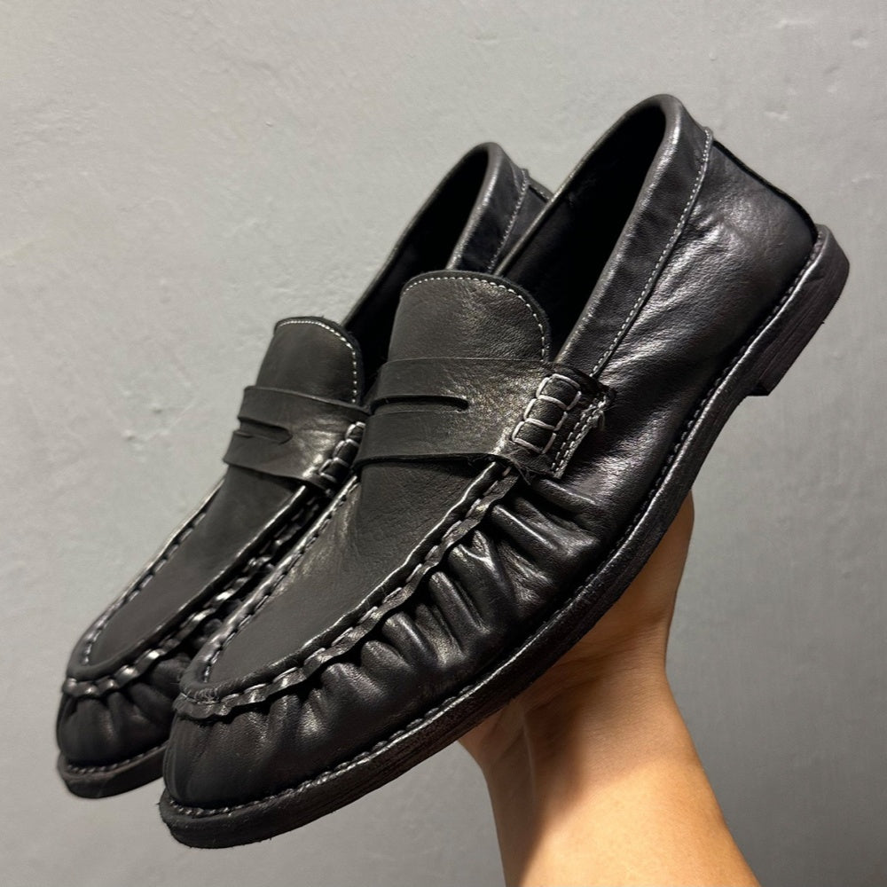 The men's sports shoes are made of high-quality leather and feature a lightweight loafers style.
