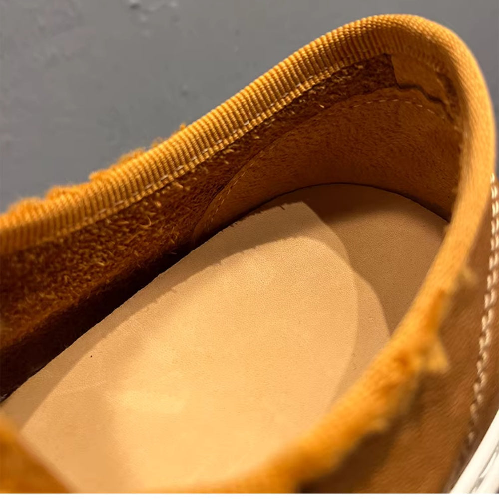 This new model of casual sports shoes features a thick leather sole and a genuine leather upper.