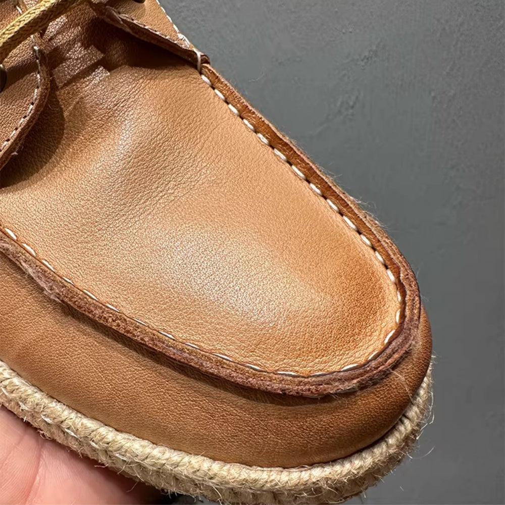 A retro-style handmade casual breathable soft leather canvas shoe. Retro and fashionable fishing shoes.