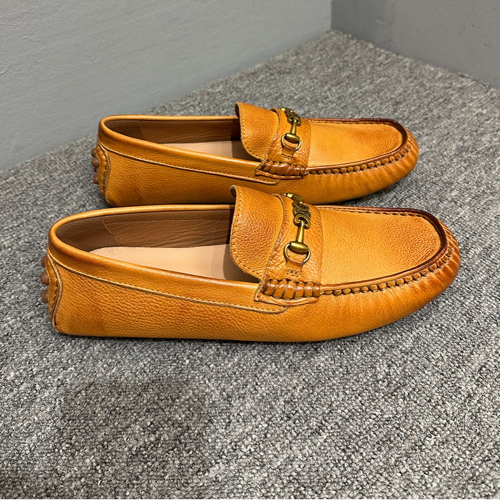 Handcrafted leather shoes by men, high-quality fashionable casual street shoes, men's footwear.